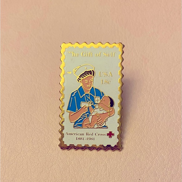 Vintage 1881-1981 American Red Cross The Gift Of Self 18 cent Postage Stamp pin - Picture 2 of 4